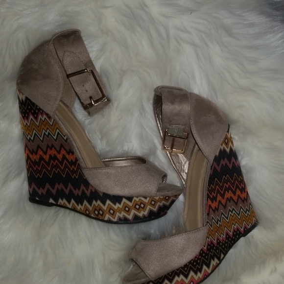 Brand New Tan Design Wedges - Picture 2 of 3